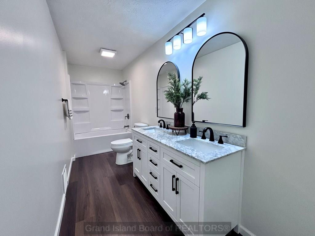 Aurora, Nebraska 68818, United States, 5 Bedrooms Bedrooms, ,2 BathroomsBathrooms,Residential,Active,201052