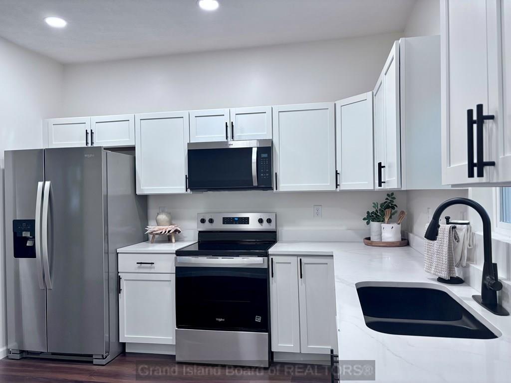 Aurora, Nebraska 68818, United States, 5 Bedrooms Bedrooms, ,2 BathroomsBathrooms,Residential,Active,201052