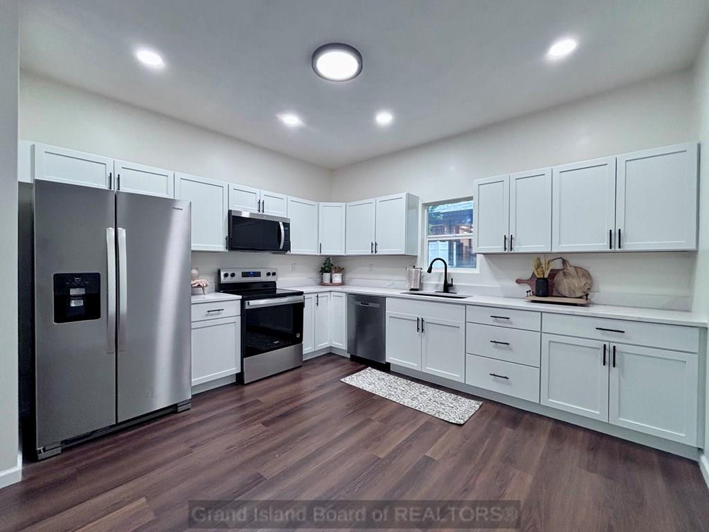 Aurora, Nebraska 68818, United States, 5 Bedrooms Bedrooms, ,2 BathroomsBathrooms,Residential,Active,201052