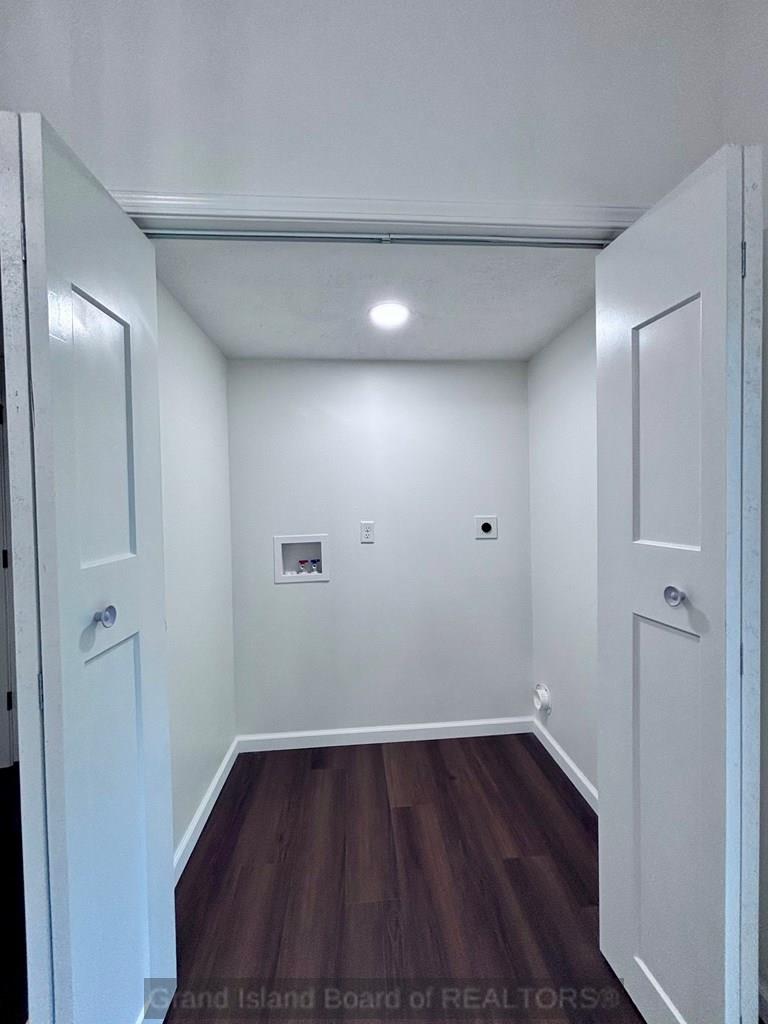 Aurora, Nebraska 68818, United States, 5 Bedrooms Bedrooms, ,2 BathroomsBathrooms,Residential,Active,201052