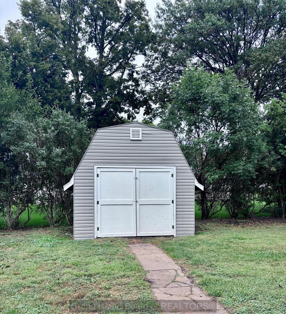 Aurora, Nebraska 68818, United States, 5 Bedrooms Bedrooms, ,2 BathroomsBathrooms,Residential,Active,201052