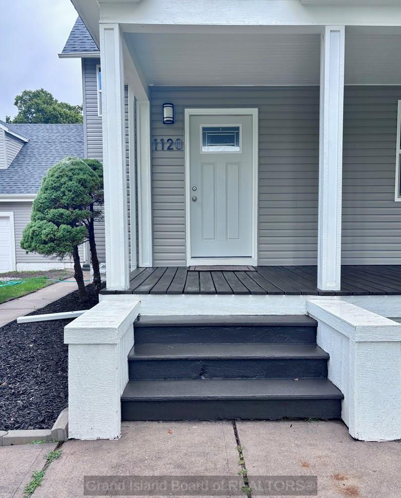 Aurora, Nebraska 68818, United States, 5 Bedrooms Bedrooms, ,2 BathroomsBathrooms,Residential,Active,201052