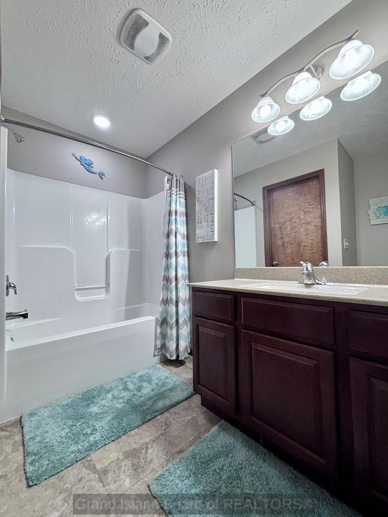 Grand Island, Nebraska 68803, United States, 5 Bedrooms Bedrooms, ,3 BathroomsBathrooms,Residential,Active,162124