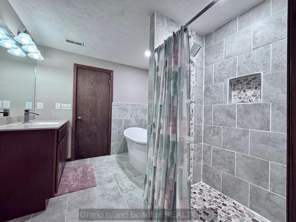 Grand Island, Nebraska 68803, United States, 5 Bedrooms Bedrooms, ,3 BathroomsBathrooms,Residential,Active,162124