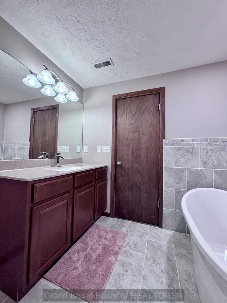 Grand Island, Nebraska 68803, United States, 5 Bedrooms Bedrooms, ,3 BathroomsBathrooms,Residential,Active,162124