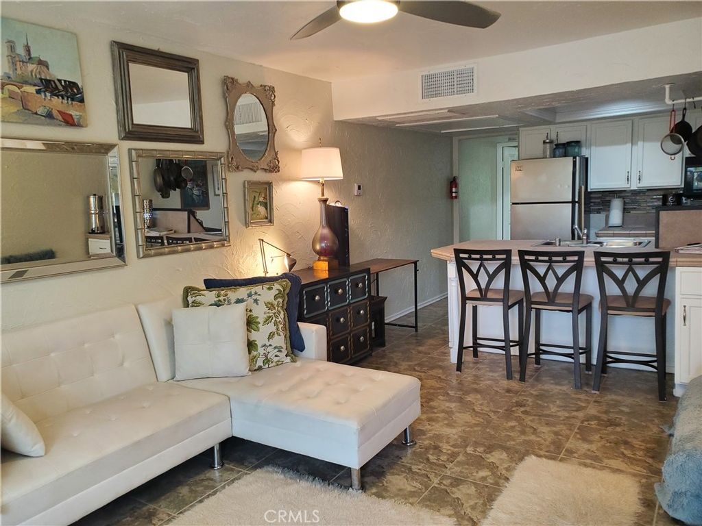 listing image 0