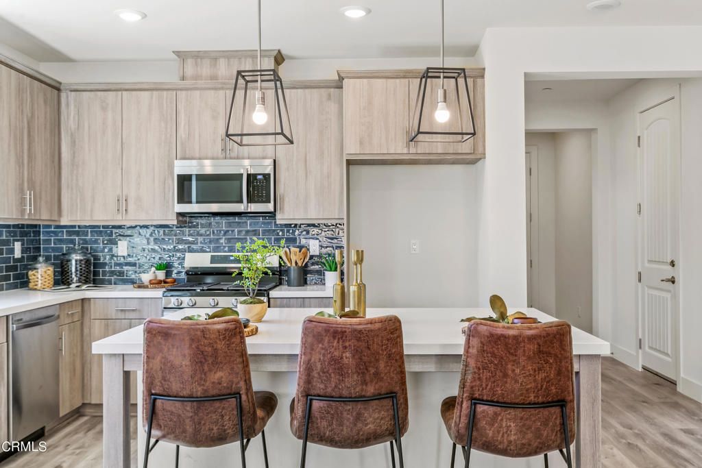 listing image 130725416501969992093