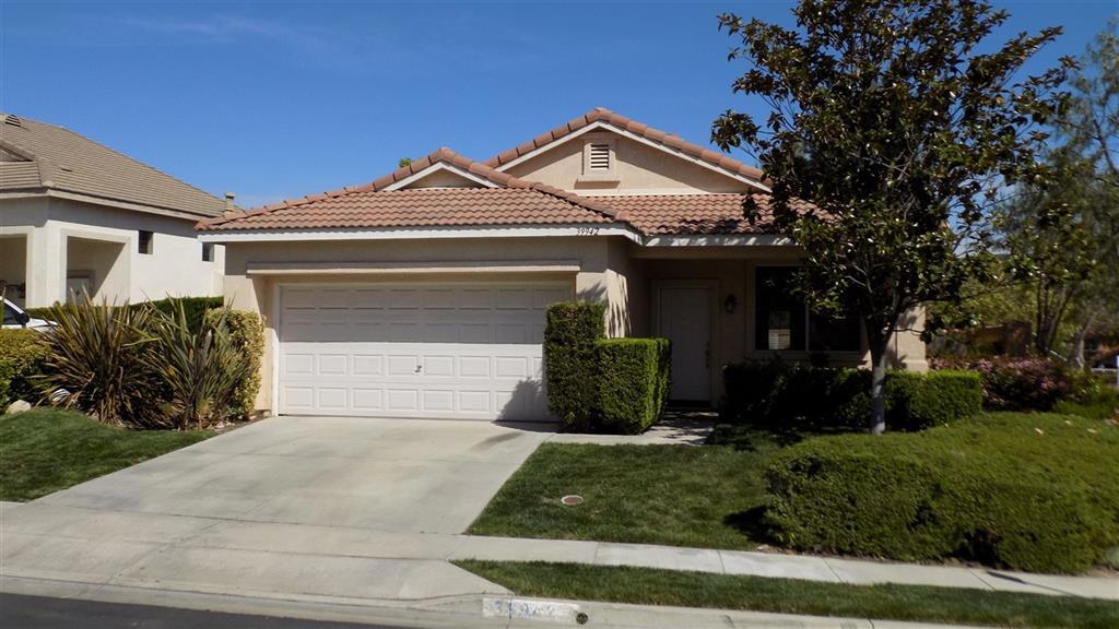 This lovely single story home offers 3 bedrooms, 2 bathrooms, indoor laundry room and an attached 2car garage. Custom lighting fixtures throughout, laminate wood and tile floors. Fireplace and entertainment niche in Living room. Kitchen has ceramic tile counters, double basin sink and all appliances included. There's a sliding glass door in the Kitchen and Master Bedroom that opens to the backyard. The master bedroom has a walk in closet, Master Bath has a double sink vanity. Neighborhoods: West Murrieta Equipment: Dryer,Garage Door Opener, Range/Oven, Washer Other Fees: 0 Sewer: Sewer Connected Topography: GSL