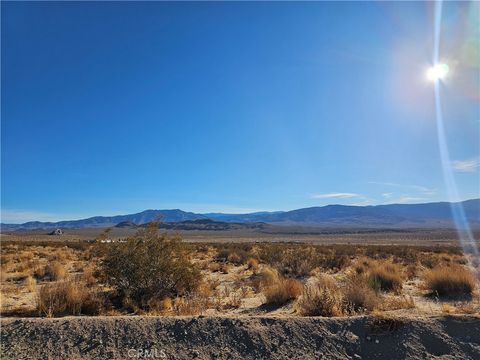 Photo of 400 East End Road, Lucerne Valley, CA 92356 (MLS # HD24251188)