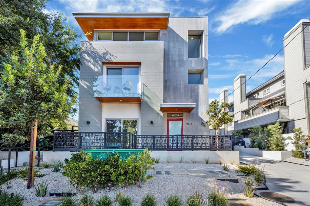 Photo 2 of 51 of 941 E California Boulevard 1 townhome