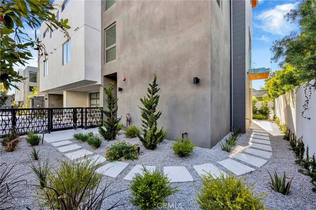 Photo 42 of 51 of 941 E California Boulevard 1 townhome