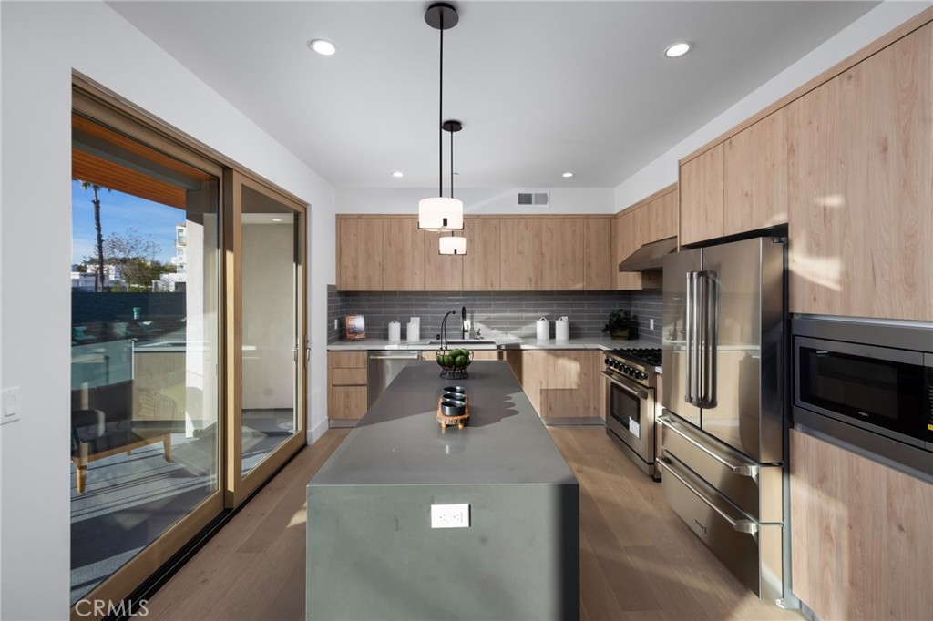 Photo 21 of 51 of 941 E California Boulevard 1 townhome