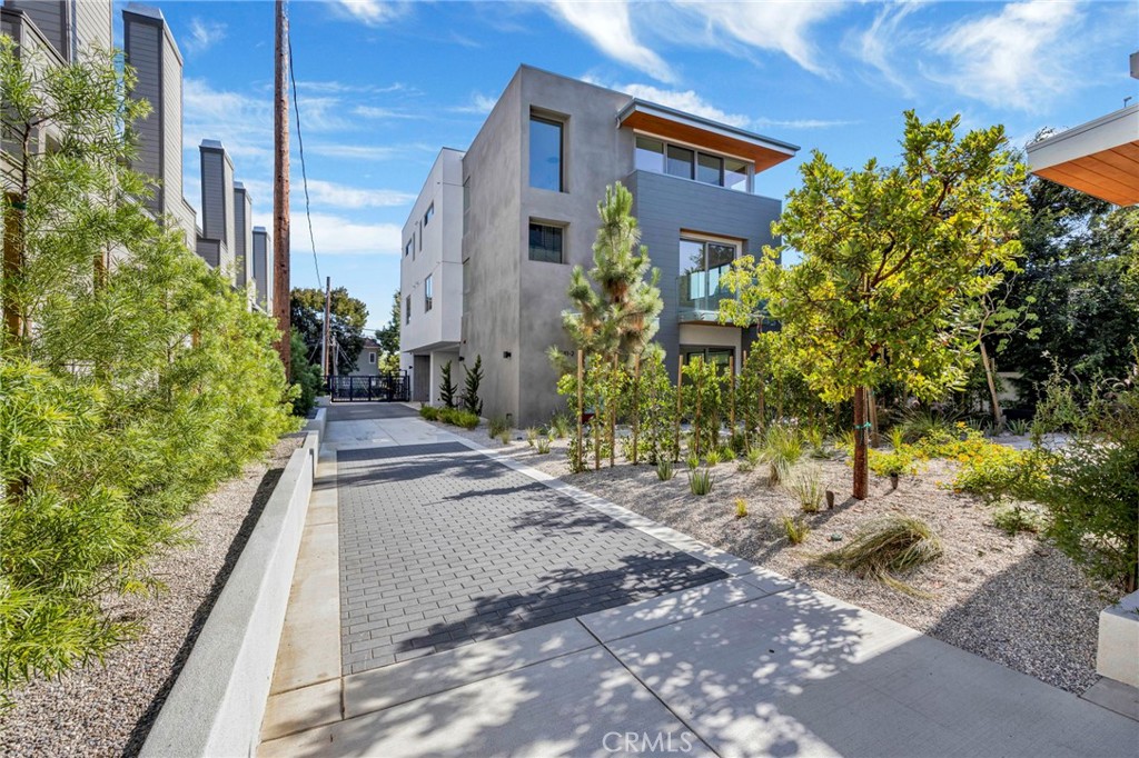 Photo 40 of 51 of 941 E California Boulevard 1 townhome