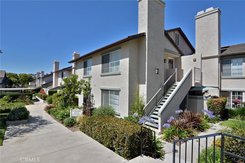 Well maintained condo situated in a beautiful park-like community. Washer/dryer and fridge included. Amenities include pool/spa, basketball court, volleyball court, children's playground, BBQ areas etc. Minutes to award-winning Turtle Rock Elementary and nationally-ranked University High School. One block to Campus Plaza shopping center; across from the University of California at Irvine; a short distance to Trader Joe's, the Farmer's Market every Saturday from 8:00 a.m. til noon, and the movie theaters; minutes to the Upper Newport Bay Ecological Preserve, all freeways, John Wayne Airport, and the beach!