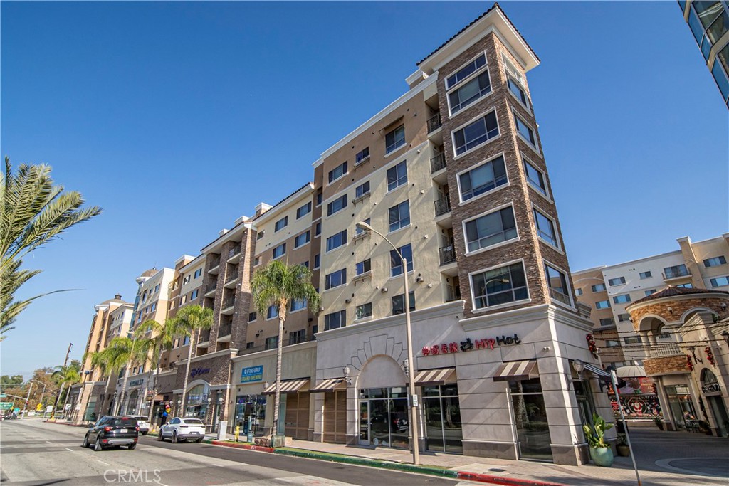 A prime leasing opportunity has emerged for a retail space at Atlantic Times Square, a prestigious hub located in the vibrant core of Monterey Park. Recognized for its integration of retail, dining, and entertainment, this plaza features anchor tenants such as AMC Theaters, Daiso Japan, and 24-Hour Fitness.
The property's appeal is heightened by the inclusion of 210 upscale condominiums, contributing significantly to the robust foot traffic within the plaza. With the added advantage of Marriott Courtyard across the street and Holiday Inn adjacent, assists in the visibility of the businesses.
The premises offer notable amenities, including ample parking, round-the-clock security, and proficient on-site property management. Unit 130, spanning approximately 2,368 sq.ft. is now available. It serves as an alluring canvas for your business endeavors.