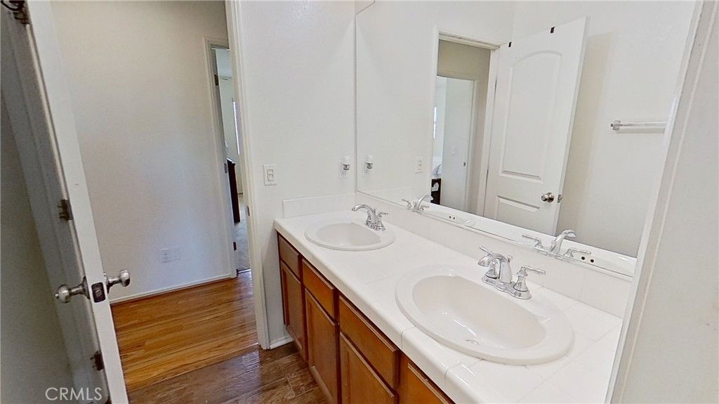 listing image 130727725646059374117