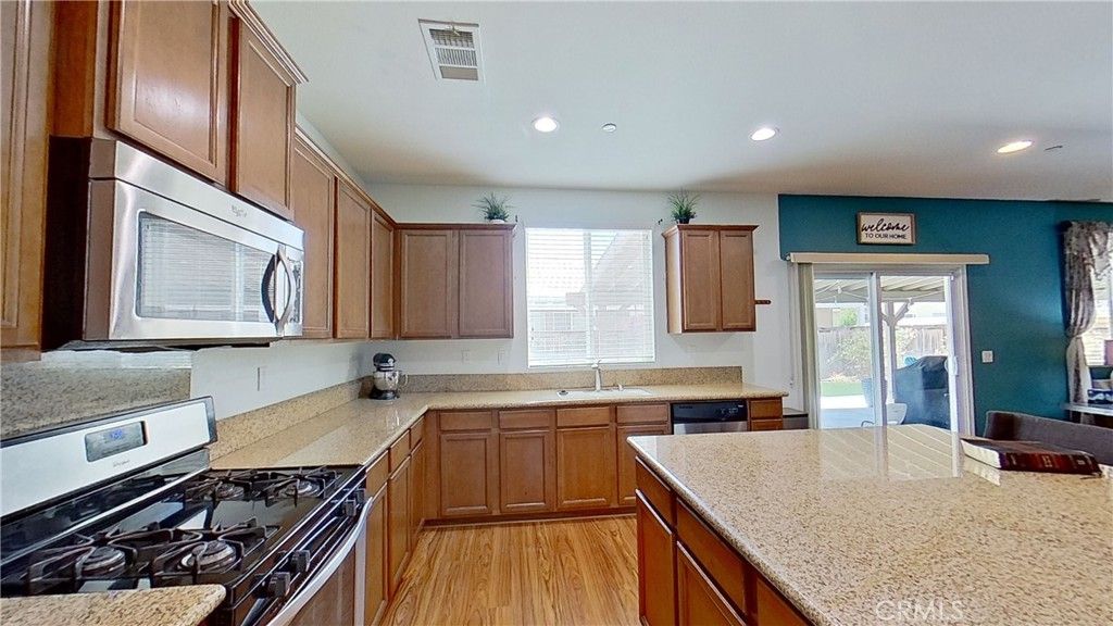 listing image 130720546264795741532