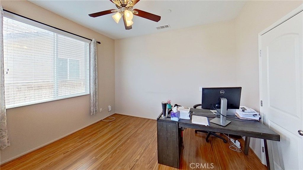 listing image 130725716873376095877