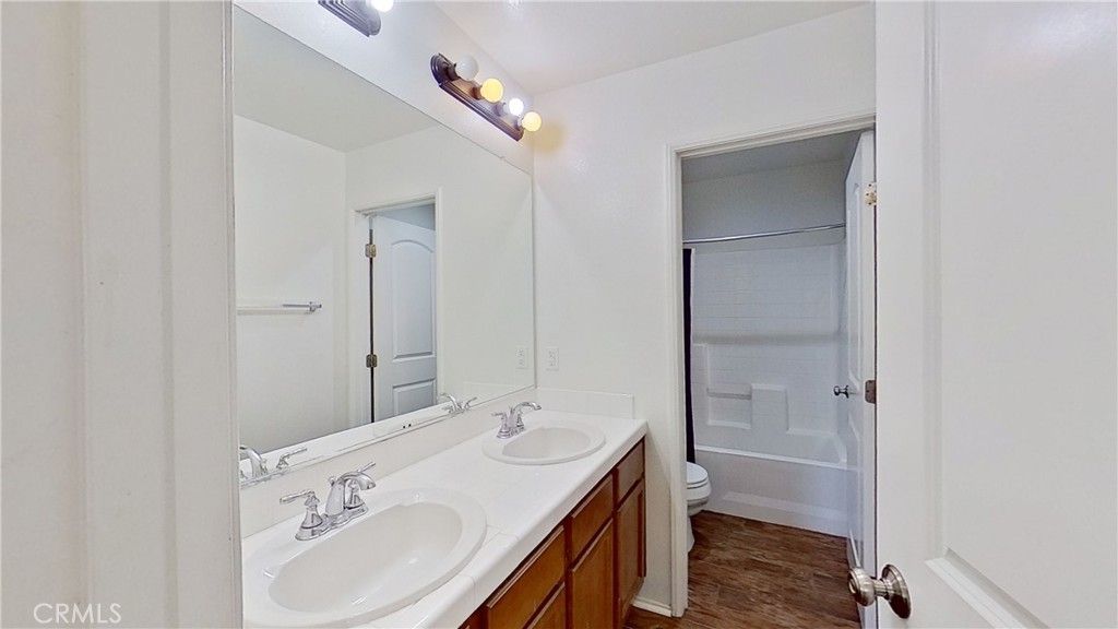 listing image 130728429219496702861