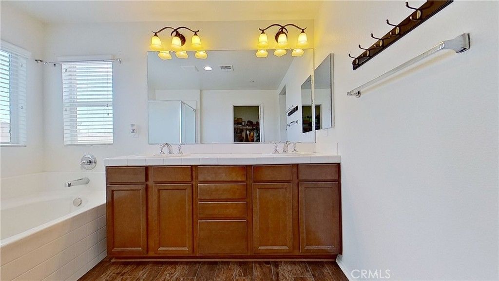 listing image 130723621246331452622