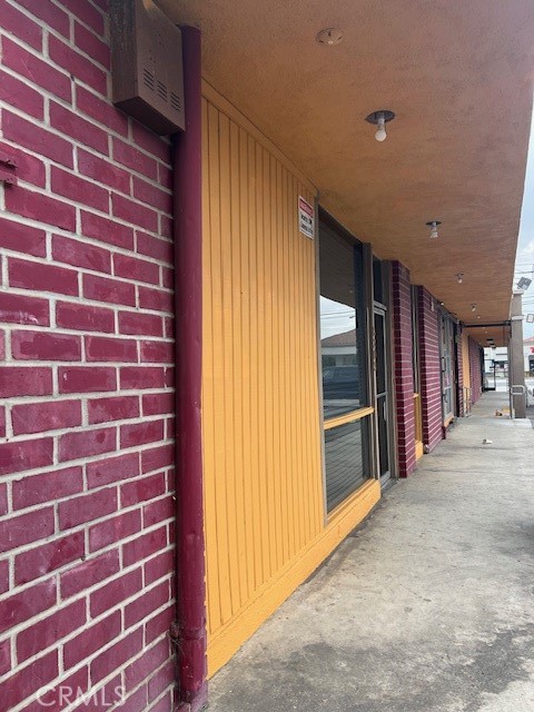Commercial Unit for Lease in Prime Location!
Located at the corner of Hellman and San Gabriel Blvd, this newly remodeled 1,300 sq ft end-unit is ideal for retail or office use. The unit features fresh paint, an updated restroom, and includes seven rooms plus a reception desk and waiting area. Enjoy the convenience or two designated parking spots at the back of the building. Surrounded by a mix of businesses, this spot offers excellent exposure for a variety of business types.