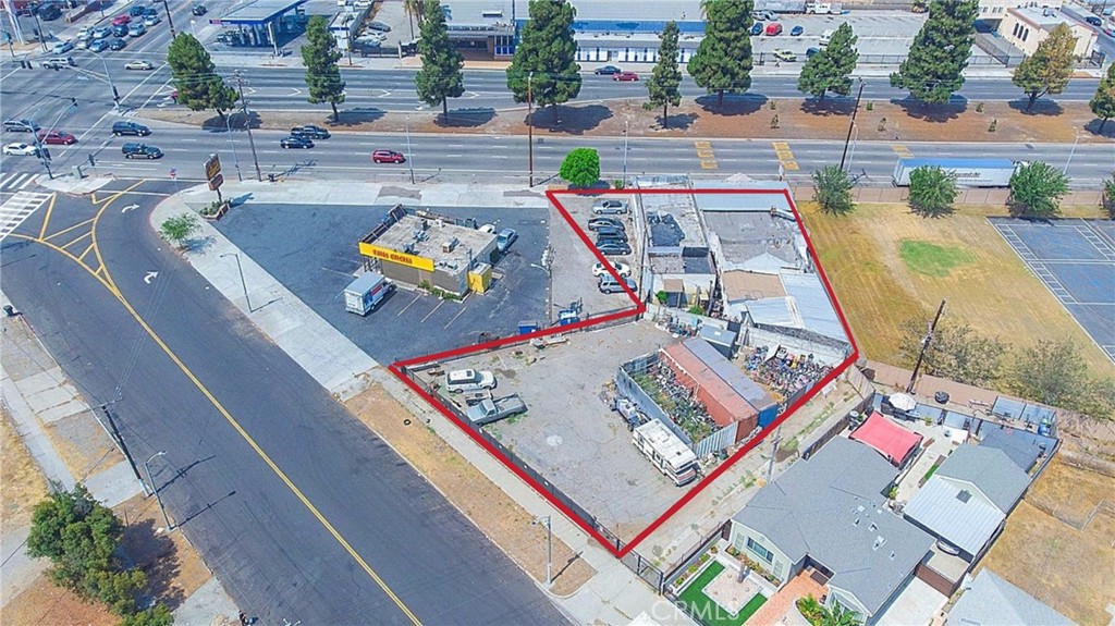This listing includes three distinct areas: 11316-11318 S. Vermont Ave., Los Angeles, CA 90044, which features an approximately 8,000 SF lot with a 4,632 SF retail building, and 11331 Southwest Blvd., Los Angeles, CA 90044, an 8,198 SF parking lot. The 4,632 SF retail building, located in a prime roadside position, previously generated $10,000 per month in rental income, while the adjacent 8,200-square-foot parking lot adds an additional $4,000 per month.
This presents a prime opportunity for an owner-user or investor, with a profitable commercial property in a thriving and highly accessible location, just under 10 minutes from Freeways 110, 105, and 710. With continuous development in the area in anticipation of the 2028 LA Olympics, this property offers excellent potential for future value appreciation. Additionally, it is conveniently located within 5 miles of SoFi Stadium, making it perfectly positioned for growth. Don’t miss out on this exceptional investment opportunity.