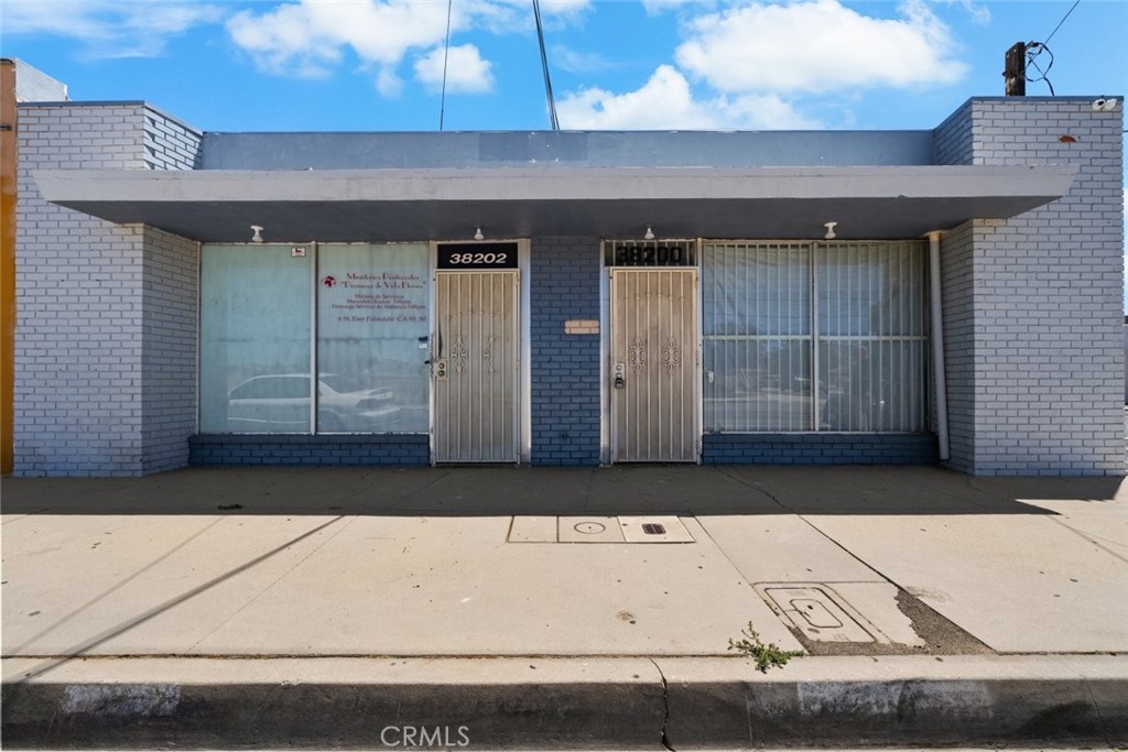 This exceptional investment opportunity in Palmdale offers a versatile property with 1,517 sq. ft. of well-utilized space on a generous 2,567 sq. ft. lot. The interior is bright and inviting, providing a wide range of possibilities for a variety of businesses or creative ventures. The property also features a convenient bathroom located at the back, and the rear area is securely enclosed with a gate for added privacy and security. This space presents a fantastic canvas for your next project or enterprise.