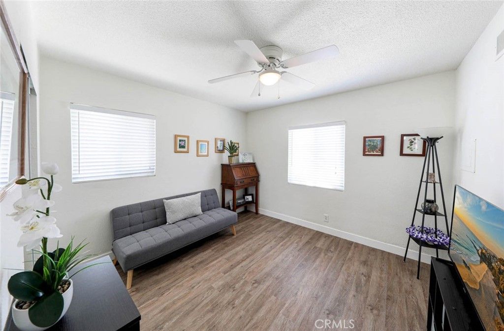 listing image 130725438956806922527