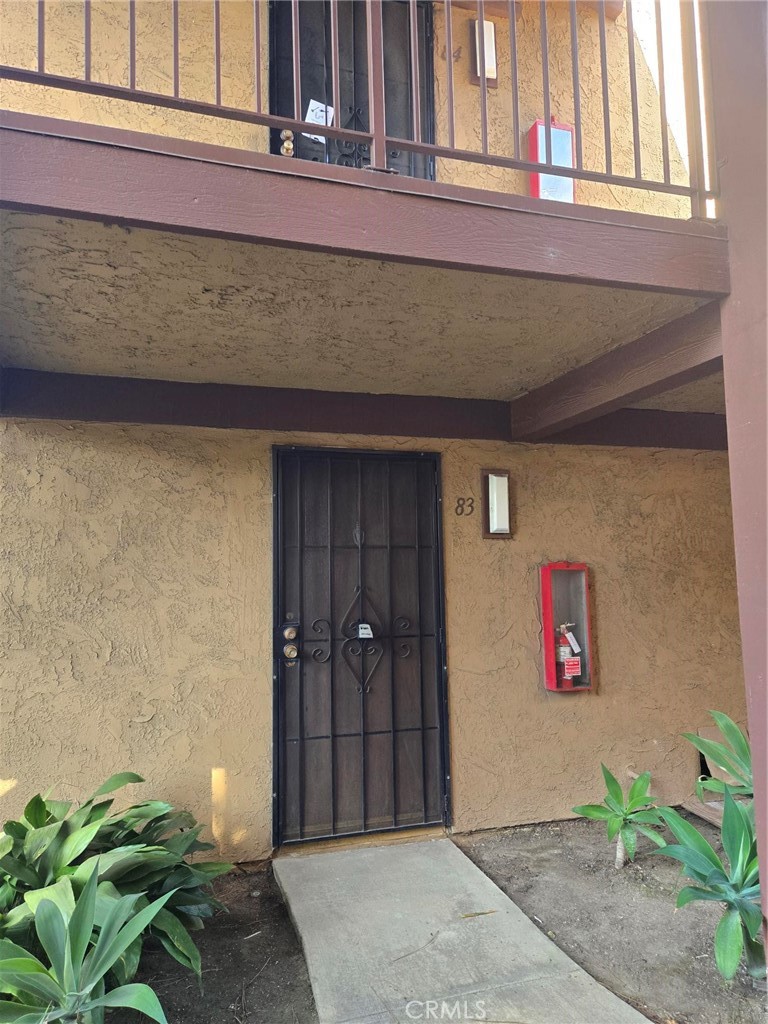 Remodeled Studio in the guard gated MacArthur Village Community near South Coast Plaza. MacArthur Village Community offers 4 tennis/pickleball courts, 5 pool & spa areas, BBQ picnic areas, Basketball/Volleyball courts, Laundry rooms, gym, clubhouse. New waterproof vinyl flooring, new paint, new stainless steel kitchen appliances, exhaust hood, dishwasher, garbage disposal, new full bath...