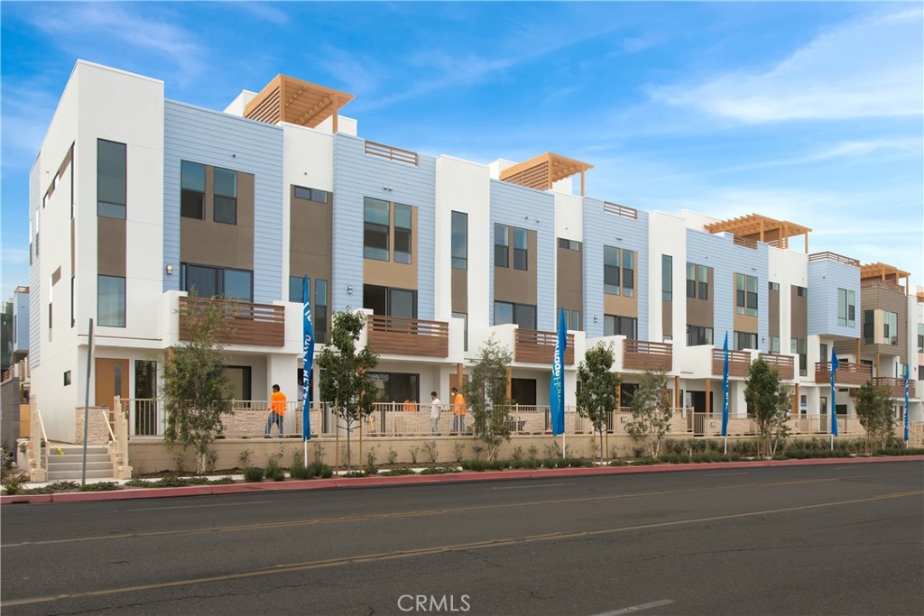 Photo 1 of 34 of 649 W 17th Street townhome