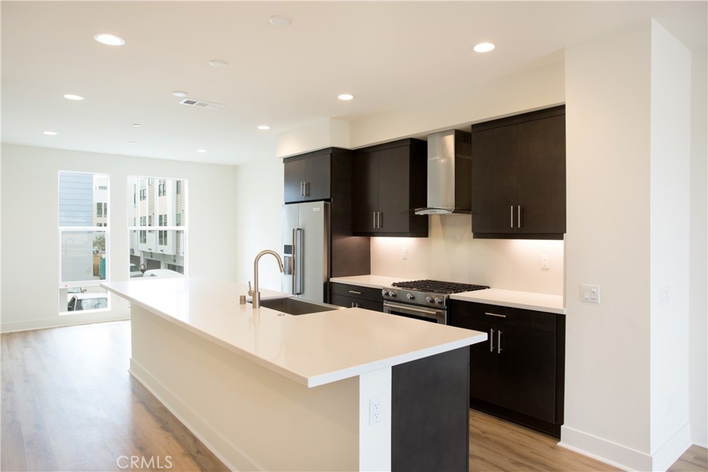 Photo 18 of 34 of 649 W 17th Street townhome