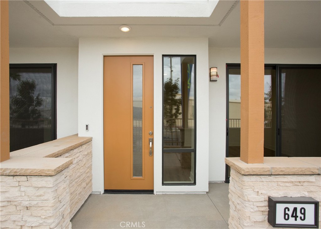 Photo 11 of 34 of 649 W 17th Street townhome