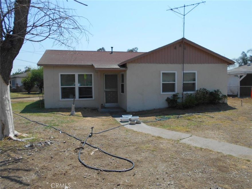 Great starter home in a great location, This home features 3 bedrooms and 1 bathroom. It is close to shopping, school and transportation. It has a very spacious back yard with mature trees.