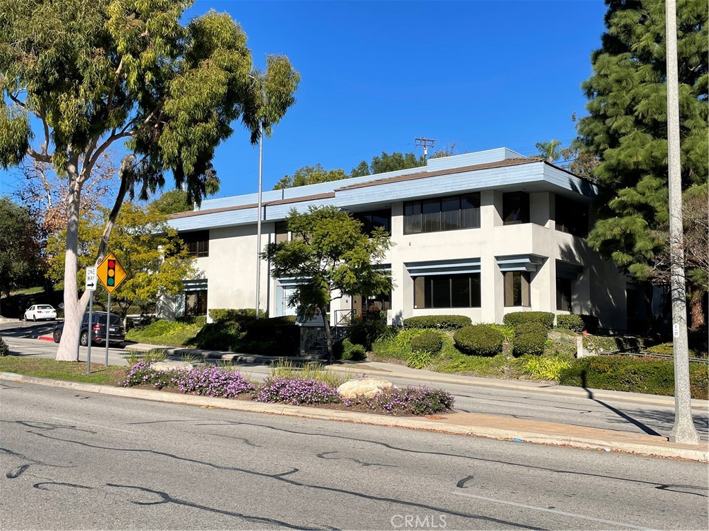 Located in the Peninsula Center area of Palos Verdes, this well located office has great visibility and signage available. Plenty of parking.
This 1,735 sq ft office comes fully built out, or may be reconfigured for a longer term tenant. There is 1 private offices, server room, private restroom, break room, and a large open area. This space gives a tenant lots of flexibility in how they use the space.