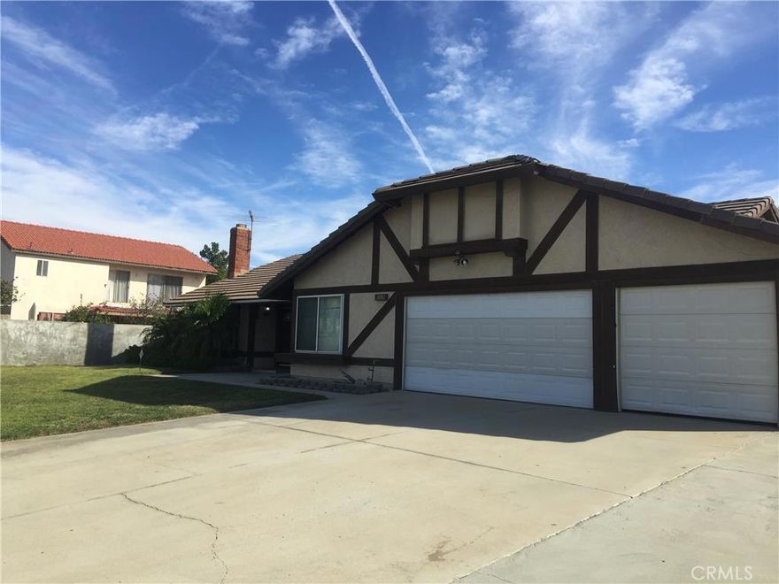 Single Level house with four bedrooms and 2 bath with beautiful swimming pool on a large lot. House features a mix of tiles and laminate flooring with no carpet through out the house. New Air Conditioner unit , Granite kitchen counter tops and a three car garage with big side door entrance.