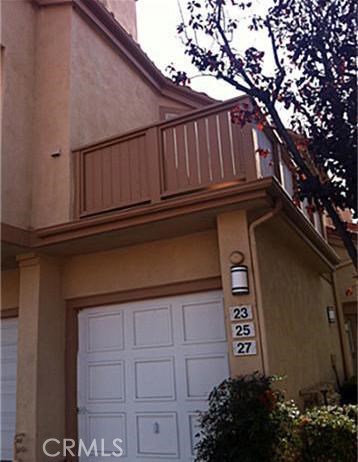 Upper one-level Carriage/Loft style in Northwood Features wood floors throughout, tile & stone details in both Master and hallway bathrooms, granite slab counters and bar in kitchen, newer appliances, custom wood shutters throughout, mirrored wardrobe, custom paint, oversized walk-in closet, ceiling fan and cozy fireplace. Great interior location, entrance with steps, open and spacious floor plan with cathedral ceilings, private balcony/deck off the living room for bbq and entertainment.Close to 5 Freeway, Schools, Community parks, Shops and Restaurants.