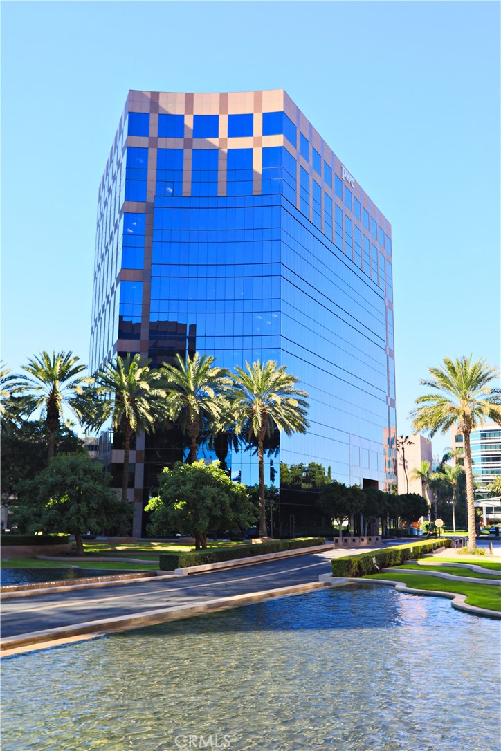 Suites ranging from 1,300 SF to 17,000 SF.
Located within Irvine Concourse, 2020 Main St. features high quality granite facade comprised of Carmen Red and Rojo Porrino Pink granite, offset by full height blue reflective and solar gray glass. The building offers a 100 lb/sf load factor, newly renovated five passenger elevators that move at 400 feet/minute with 3,500 pound weight capacity, a freight elevator that offers access to the loading dock, a parking garage that services 2030 Main St. and will be expanded to offer 7 levels - 886 spaces for employees and visitors, card access control system for parking and a 12' ceiling on the first floor. Electric Vehicle Charging Stations in the Parking Structure. Numerous amenities such as two hotels, 10 restaurants and the Sports Club Irvine are within walking distance. John Wayne Airport and 405 Freeway are located nearby.