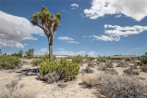 Photo of 999 Grand Avenue, Yucca Valley, CA 92284 (MLS # JT24207294)