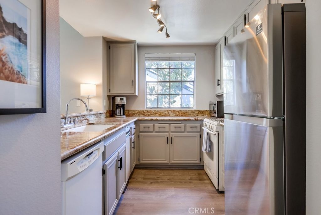listing image 130723809787934945470