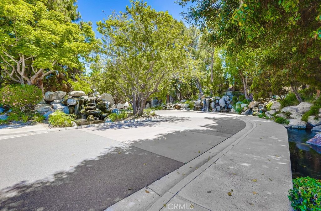 listing image 130726664926656355611