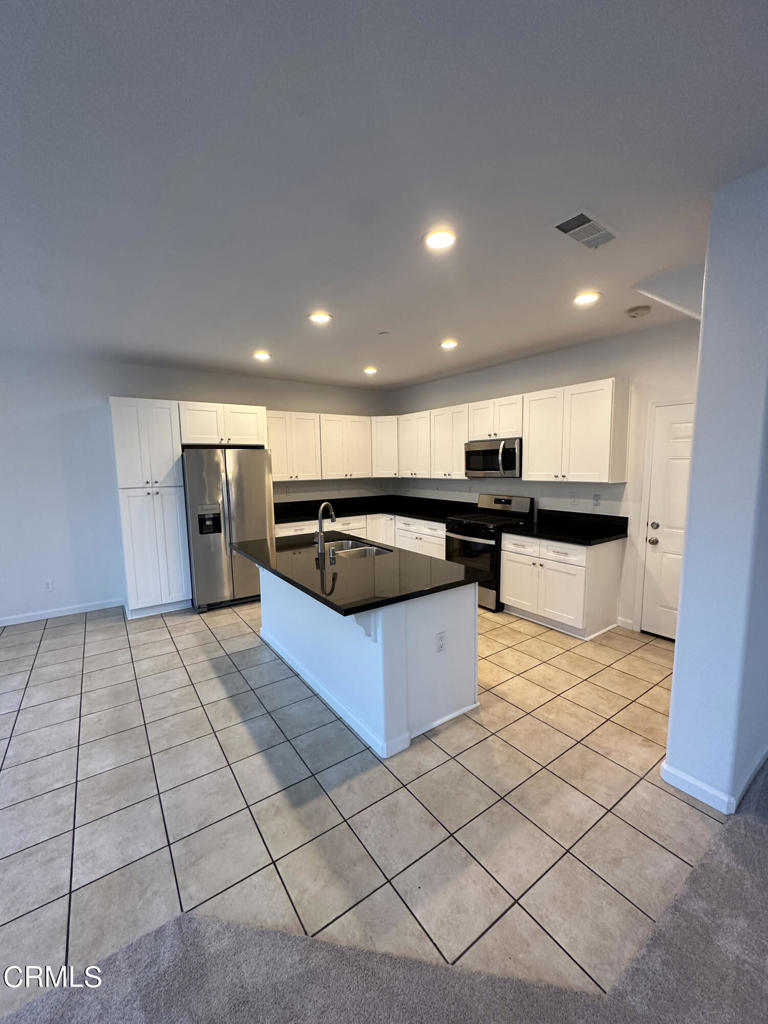 Photo 10 of 28 of 565 Southampton Place townhome