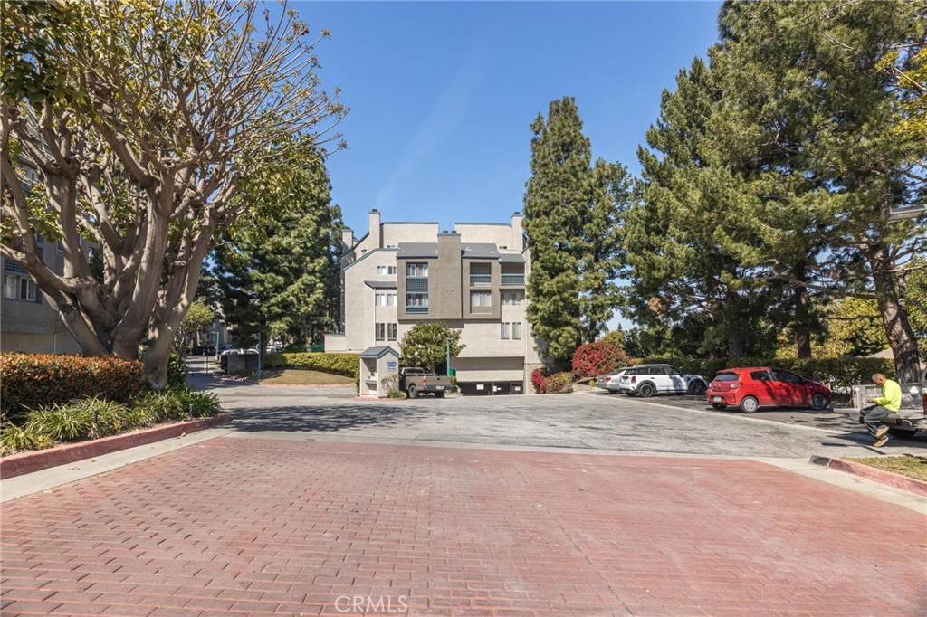 Photo 4 of 49 of 1360 W Capitol Drive 147 townhome