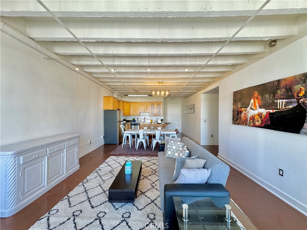 312 W 5th Street 323
