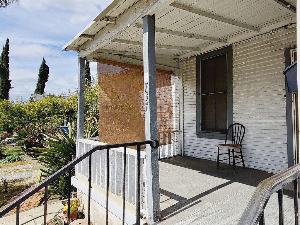 Photo 3 of 20 of 737 W Commercial Street house