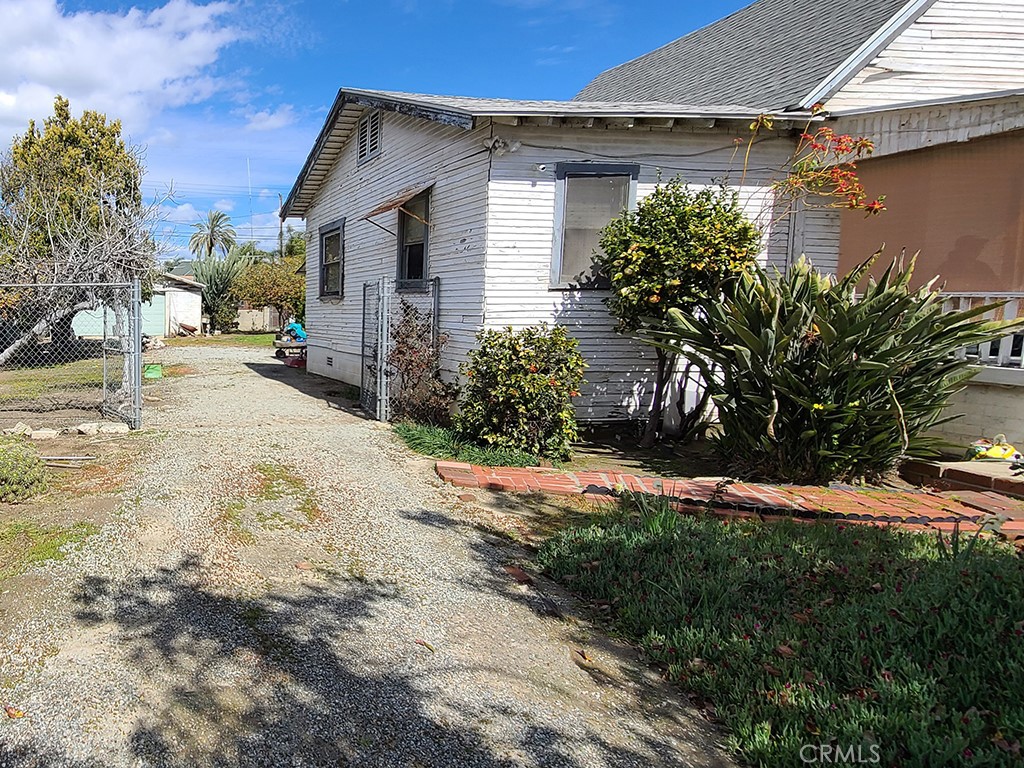 Photo 9 of 20 of 737 W Commercial Street house