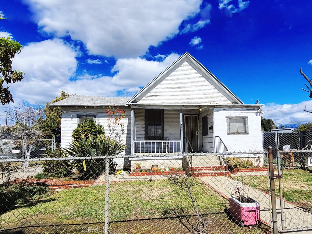 Photo 1 of 20 of 737 W Commercial Street house