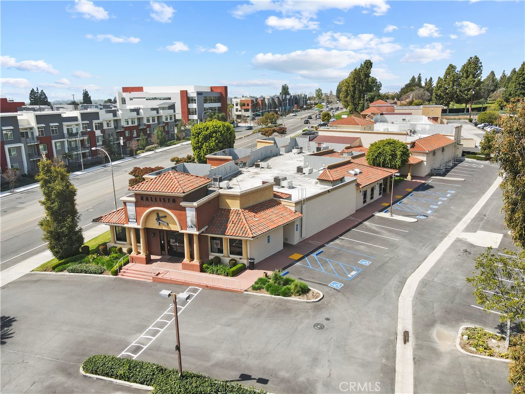 1,828 RSF - 10.590 RSF Retail/ Medical Office Potential
Short Distance to Kindred Hospital of Brea and St. Joseph Heritage
Strong Demos - Income 1-mile is $110,000+, Population 3-mile is 111,000+
Employee parking in the rear
452 Residential Units in Development across the street
Great ingress / egress into center