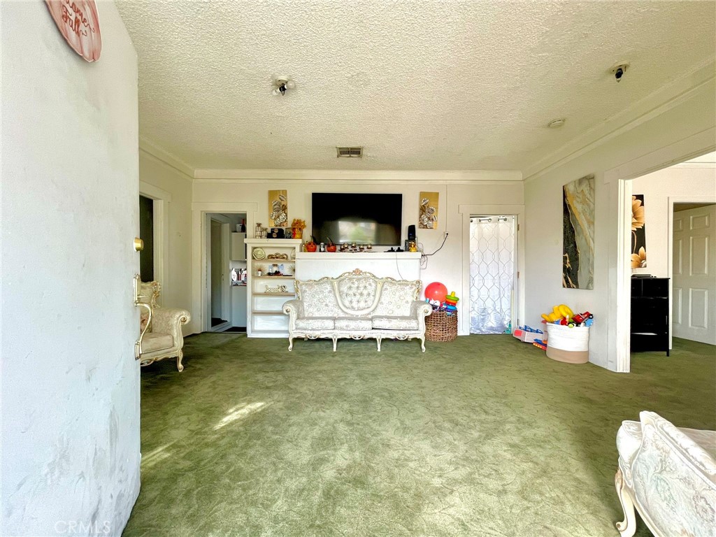 611 615 E Acacia