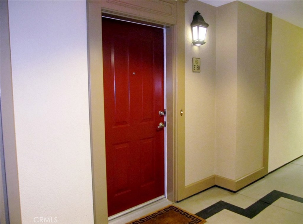 Highly upgraded FIRST FLOOR one bedroom, one bath Astor Court 635 sq.ft. unit. Granite in kitchen and bathroom, stainless appliances, hardwood floors, refrigerator, gas stove, Brand new washer and dryer in unit, walk in closet and private patio. Watermarke Place is on the border of Irvine and Newport Beach and adjacent to wildlife sanctuary, excellent running and biking trails that will take you all the way to the beach. Very close to UCI and the 405, 73 and 55 Freeways. Watermarke has all the amenities one would want including concierge services, fitness center, multiple pools and spas, tennis and basketball courts and close proximity to great restaurants.