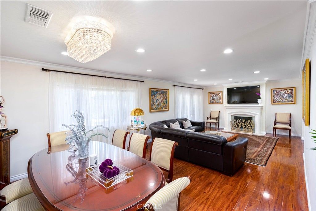 listing image 130726418847457156807